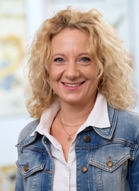 Portraitfoto einer Frau mit welligen blonden Haaren